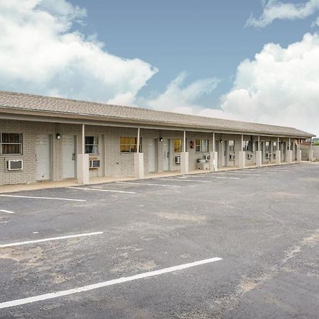 Oyo Hotel Austin Street Giddings Exterior photo