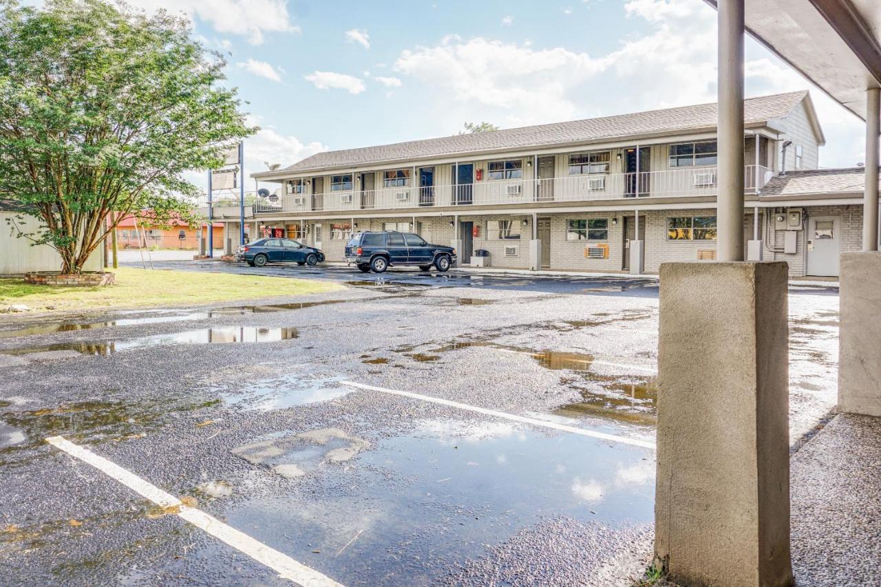 Oyo Hotel Austin Street Giddings Exterior photo
