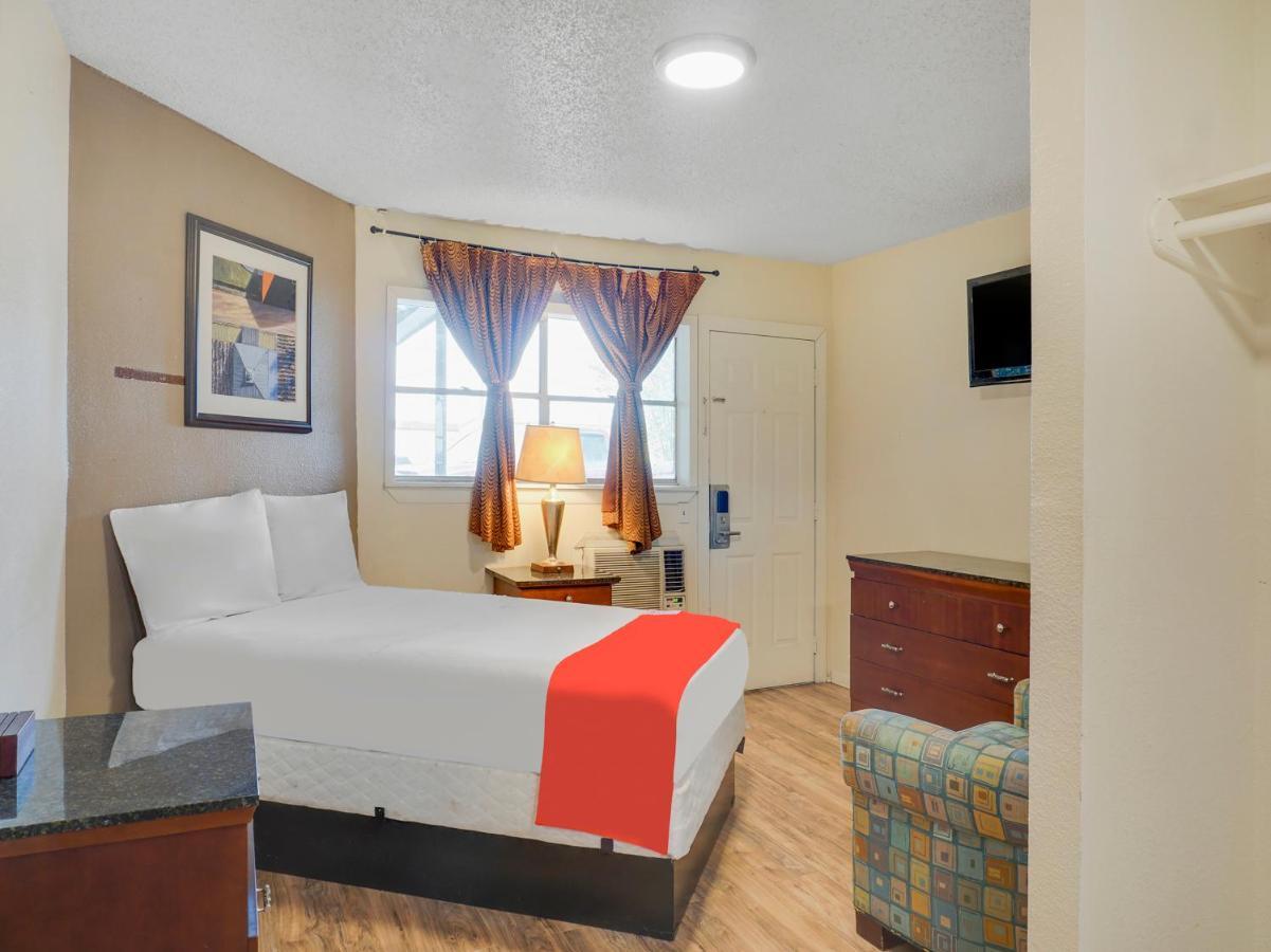 Oyo Hotel Austin Street Giddings Exterior photo