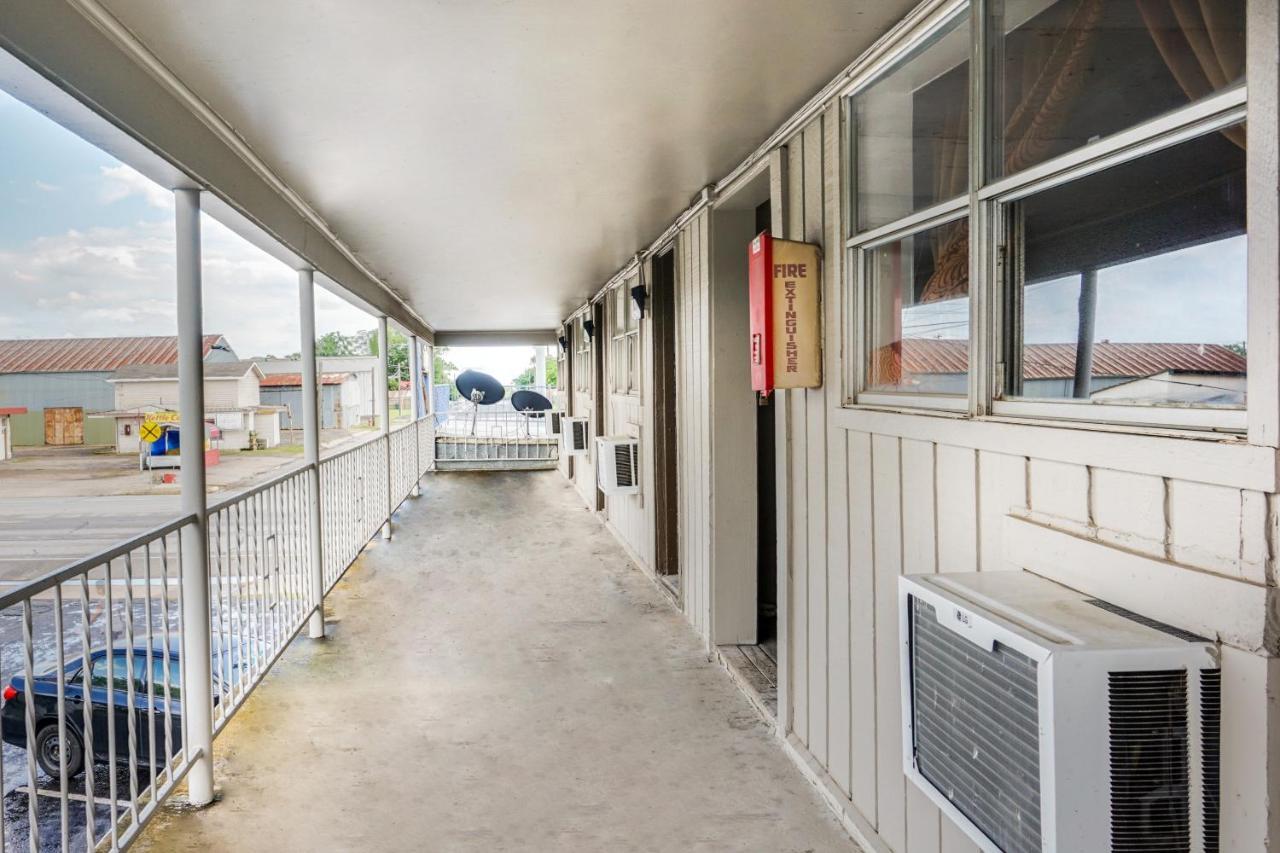 Oyo Hotel Austin Street Giddings Exterior photo
